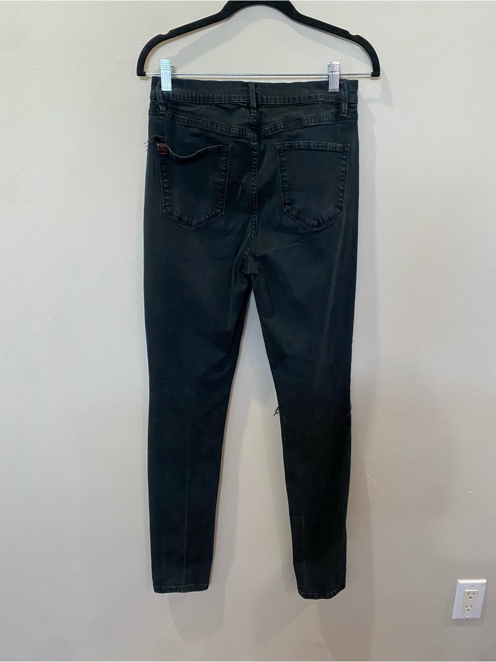 BDG Twig High-Rise Black Skinny Jeans with Distressed Knees - Picture 4 of 6